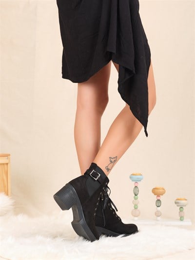 Toka ve Lastik Detaylı Siyah Süet Alçak Topuklu Kadın BotBOT